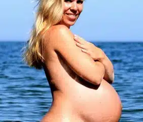 Schwangere Nudistin sucht frivole Treffen