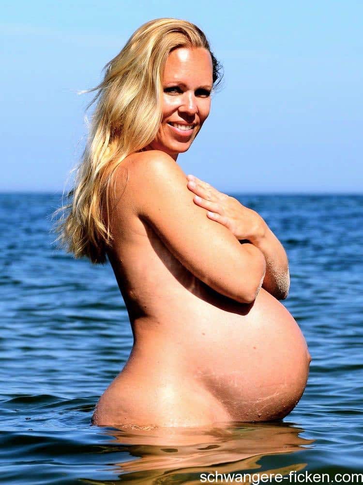 Schwangere Nudistin sucht frivole Treffen